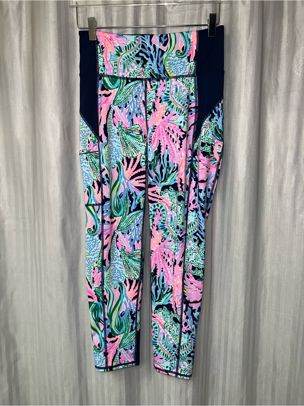 Printed High-Waist Capri Leggings in Pink & Navy